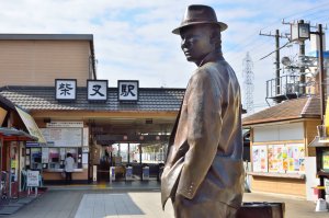 柴又駅と寅さん像